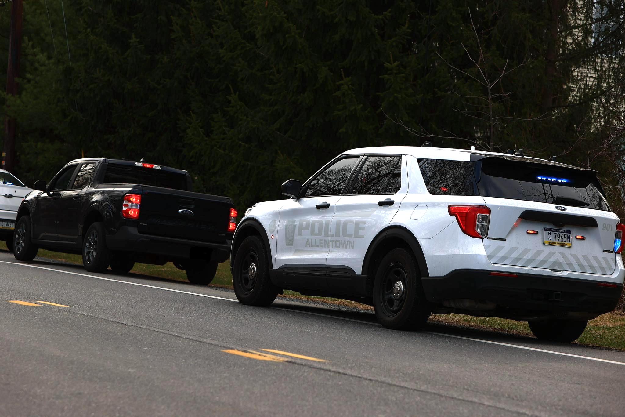 allentown police car pulling over a black truck