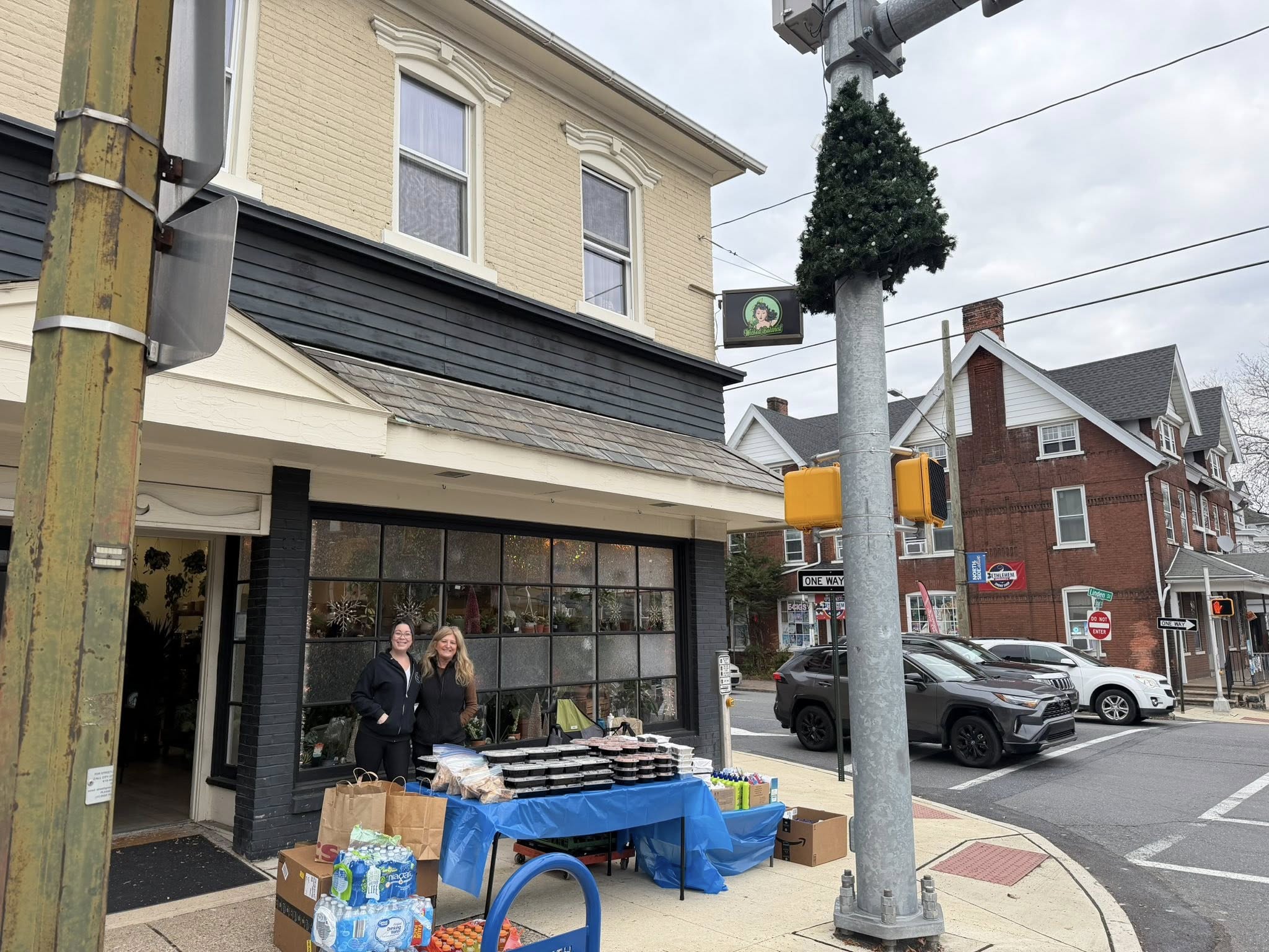 Wicked Botanist partners with local volunteers to distribute free meals in Bethlehem