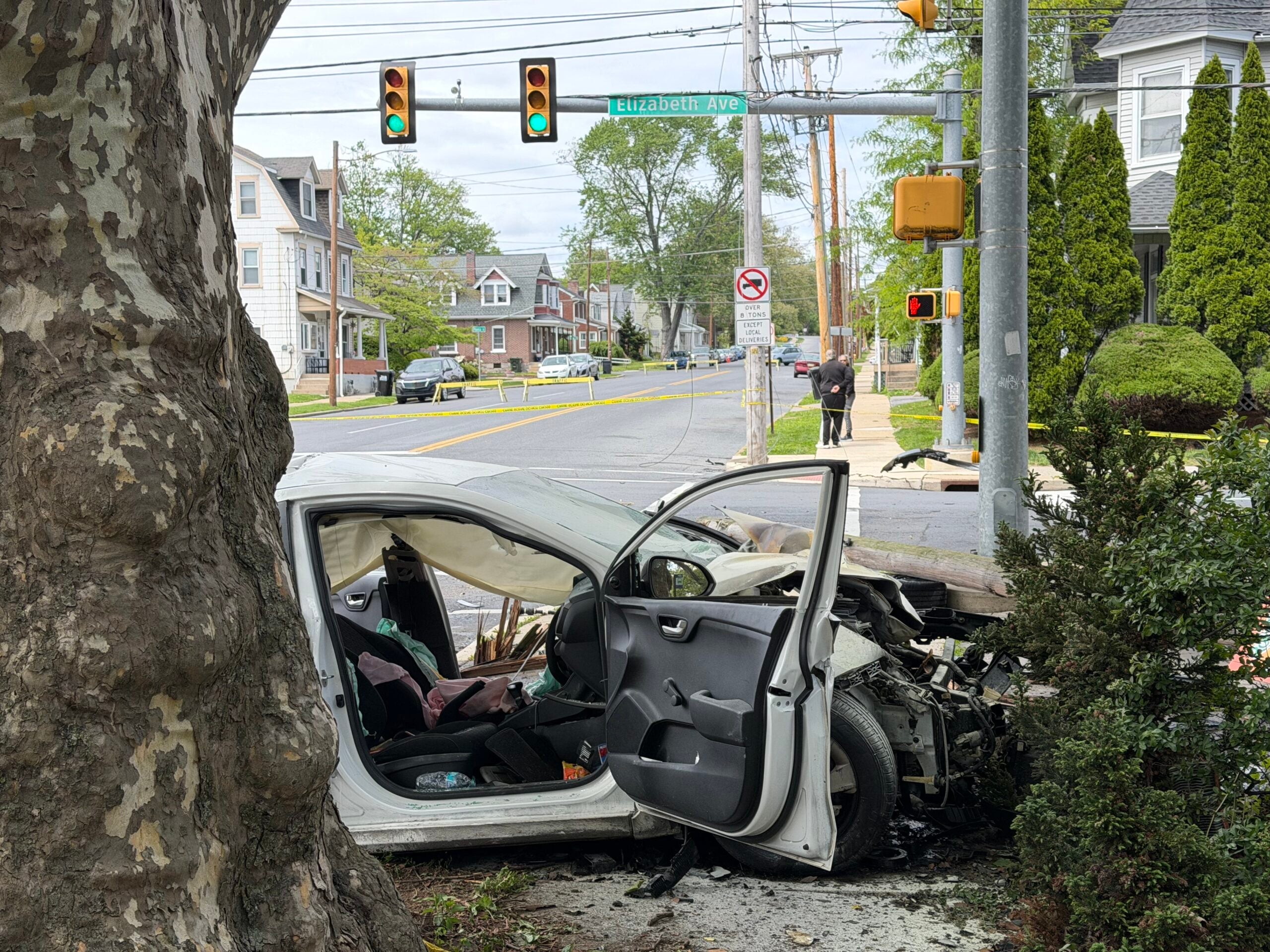 car crash white kia vs grey suv bethlehem pa new street and elizabeth