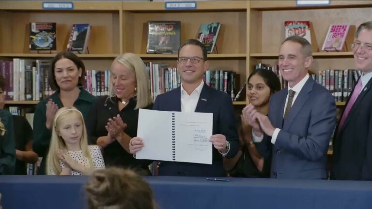 Shapiro signs bell-to-bell phone ban for Pa. schools, with policies due by 2027-28