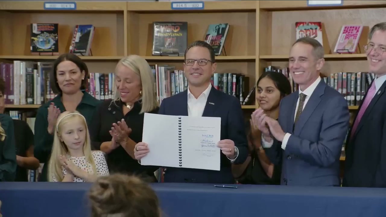 Shapiro signs bell-to-bell phone ban for Pa. schools, with policies due by 2027-28